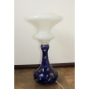 Lampa retro z kobaltową podstawą i mlecznym kloszem